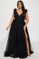 Elegant Black Tulle Gown with Feather Shoulder & V-Neckline – Sleeveless & Lined(Black,XS)