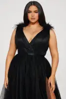 Elegant Black Tulle Gown with Feather Shoulder & V-Neckline – Sleeveless & Lined(Black,XS)