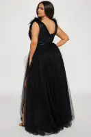 Elegant Black Tulle Gown with Feather Shoulder & V-Neckline – Sleeveless & Lined(Black,XS)