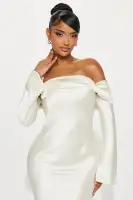 Elegant Off-Shoulder Satin Maxi Dress with Bell Sleeves & Ruched Detail – Cream(Cream,XS)