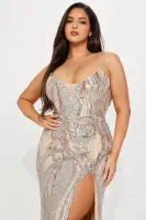 Elegant Gold Sequin Maxi Dress with Strapless V-Neck & High Slit – Padded Bra Cups & Hidden Zipper(Gold/combo,XS)