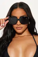 Black Square Plastic Frame Sunglasses with Chain Temple Detail, Standard Lens(Black,OS)