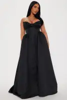 Elegant Sweetheart Neckline Maxi Dress with Back Zipper – Available in White & Black