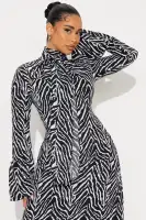 Elegant Printed Maxi Dress with Mock Neck & Flare Cuffs – Black/White – 65% Polyester 35% Cotton(Black/White,XS)